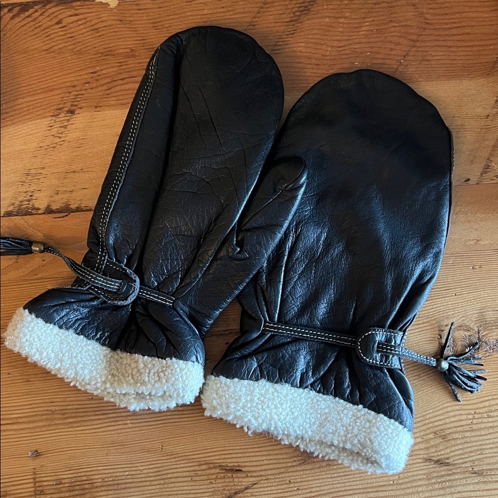Jodi Arden Black Leather Mittens with Ivory Fleece Lining